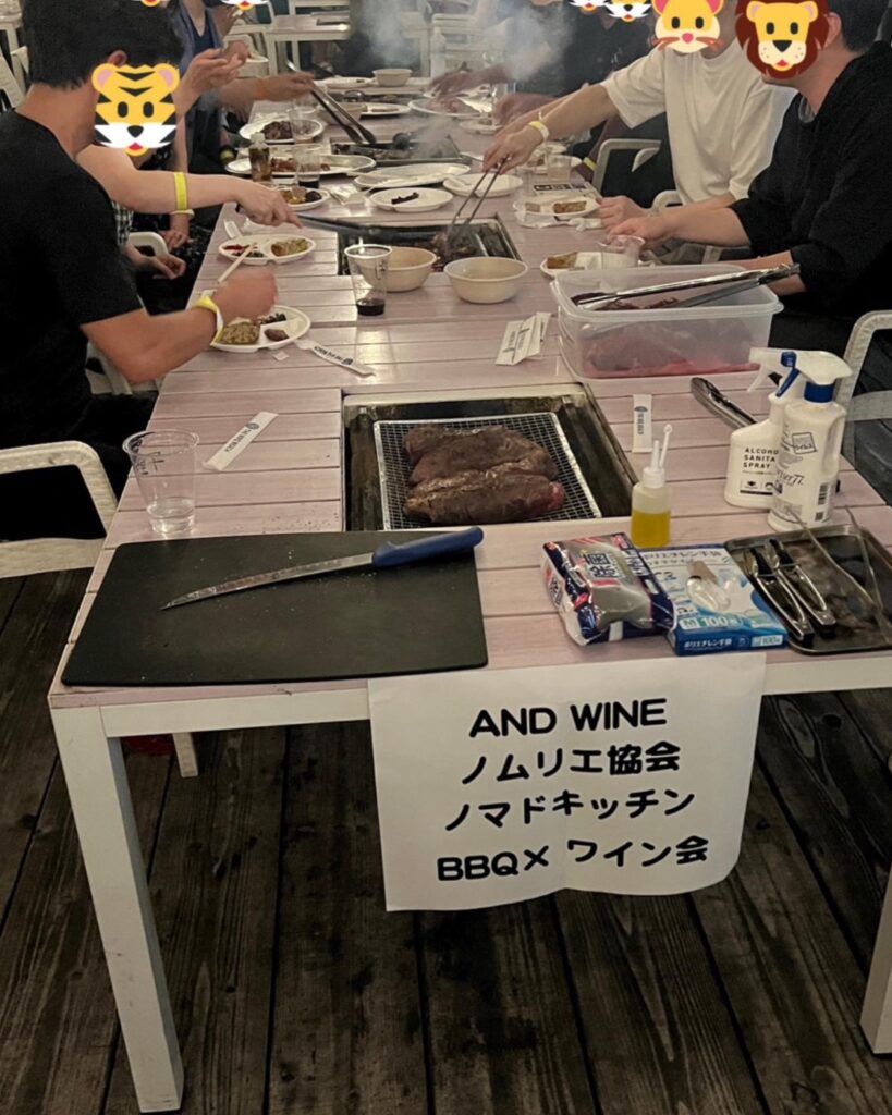 and wine のBBQとワインの会。テーブルを囲んで肉を焼く参加者