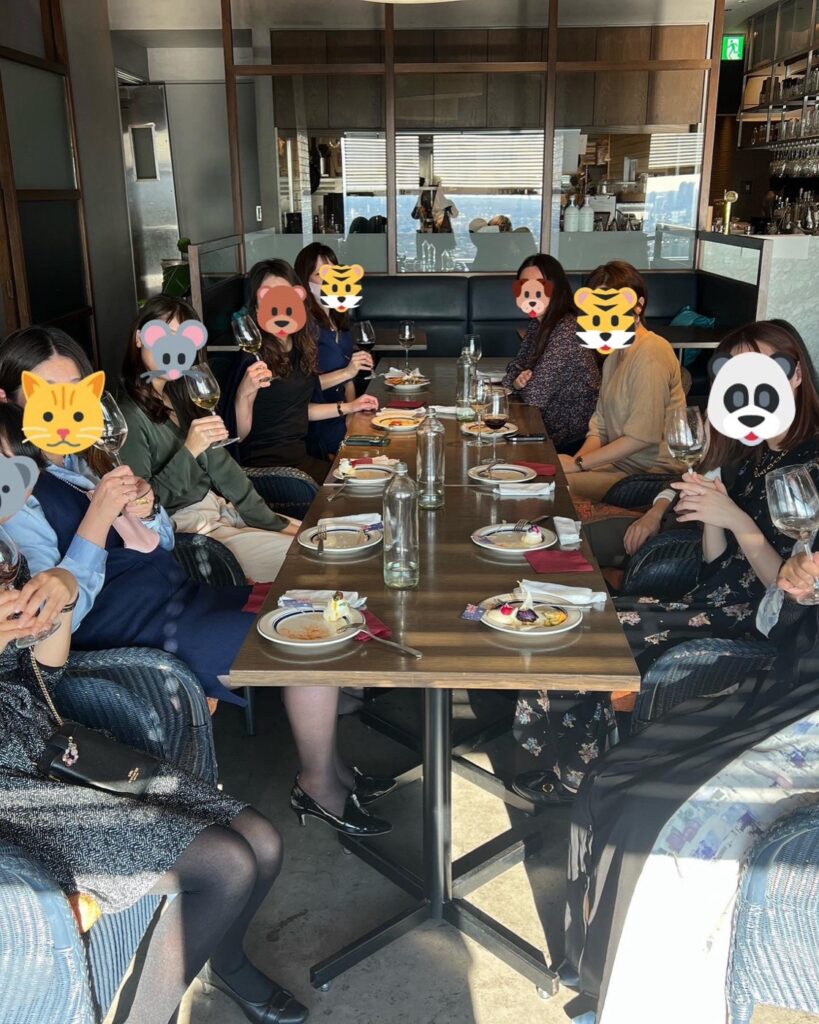 and wine の着席形式のワイン会。テーブルを囲んでワインと料理を楽しむ参加者
