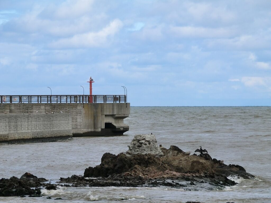 余市の海岸。防波堤と海に浮かぶ岩