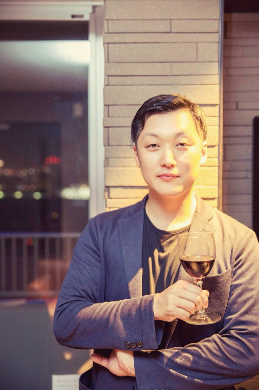 and Wine 代表。ワイングラスを手に